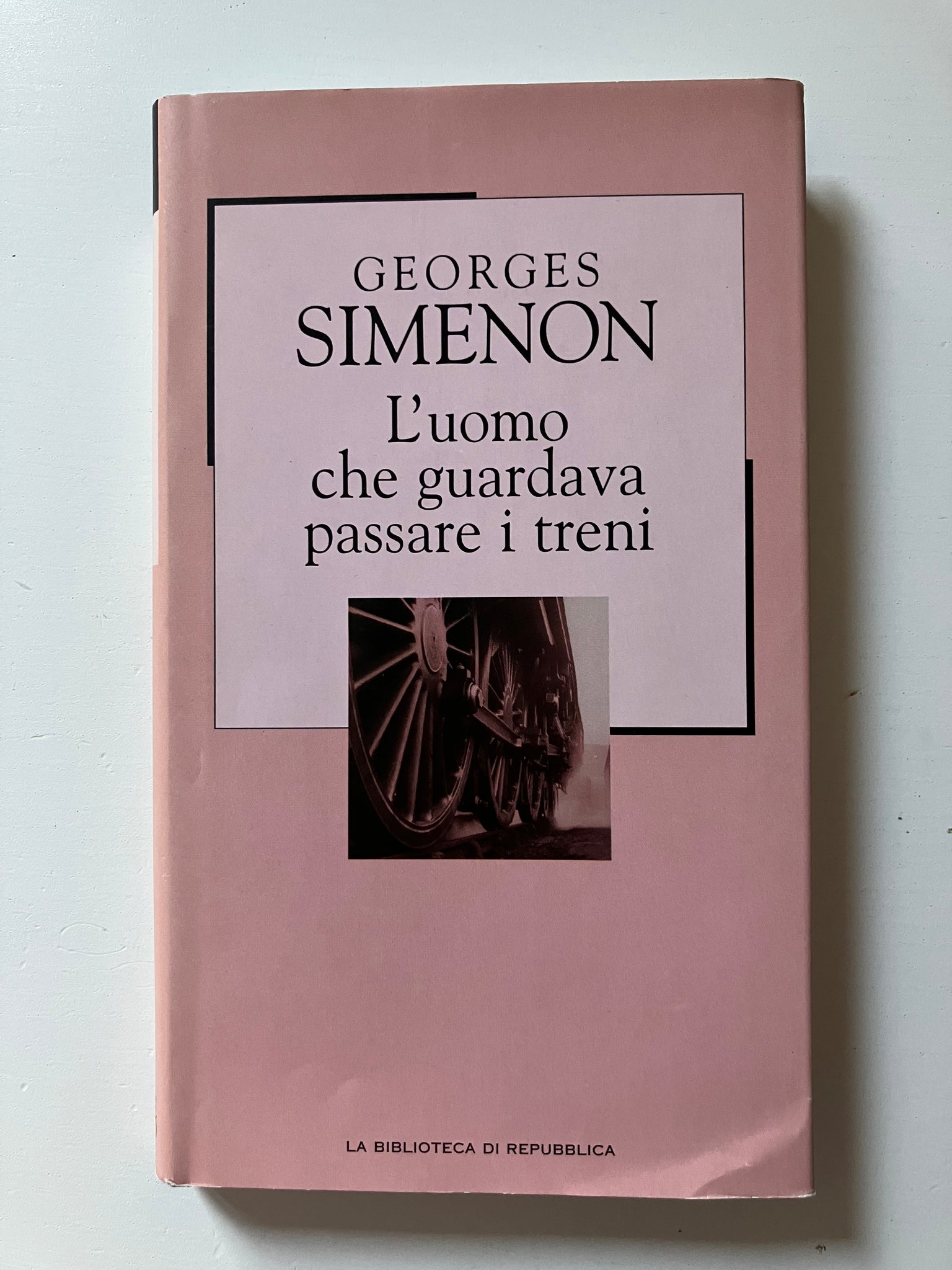 Georges Simenon - L'uomo che guardava passare i treni